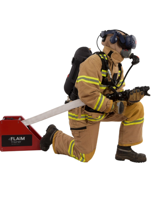 Bombero usando FLAIM Trainer™ en simulador virtual de extinción de incendios con realidad virtual y manguera física