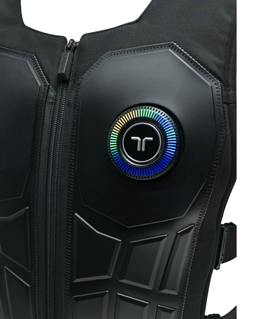 bHaptics FPS Bundle con TactSuit Pro y TactSleeve, dispositivos hápticos para una experiencia inmersiva en juegos FPS.